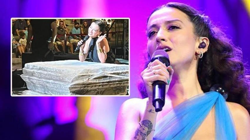 Teoman üstüne yatmıştı, Yıldız Tilbe üstüne çıkmaya çalışmıştı! Melike Şahin altara yaslanarak şarkı söyledi