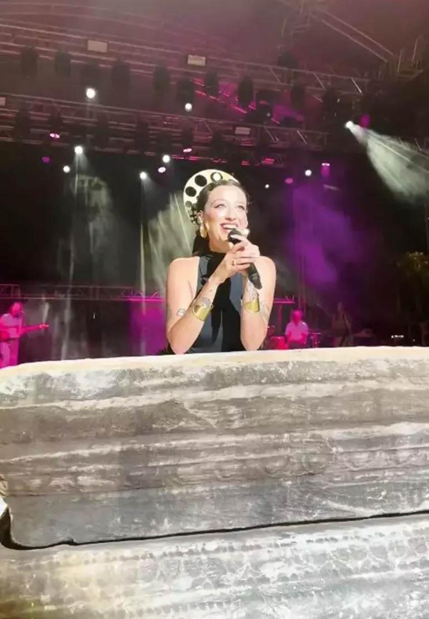 Teoman üstüne yatmıştı, Yıldız Tilbe üstüne çıkmaya çalışmıştı! Melike Şahin altara yaslanarak şarkı söyledi