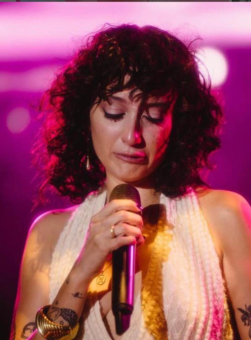 Teoman üstüne yatmıştı, Yıldız Tilbe üstüne çıkmaya çalışmıştı! Melike Şahin altara yaslanarak şarkı söyledi