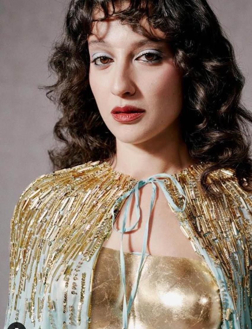 Teoman üstüne yatmıştı, Yıldız Tilbe üstüne çıkmaya çalışmıştı! Melike Şahin altara yaslanarak şarkı söyledi