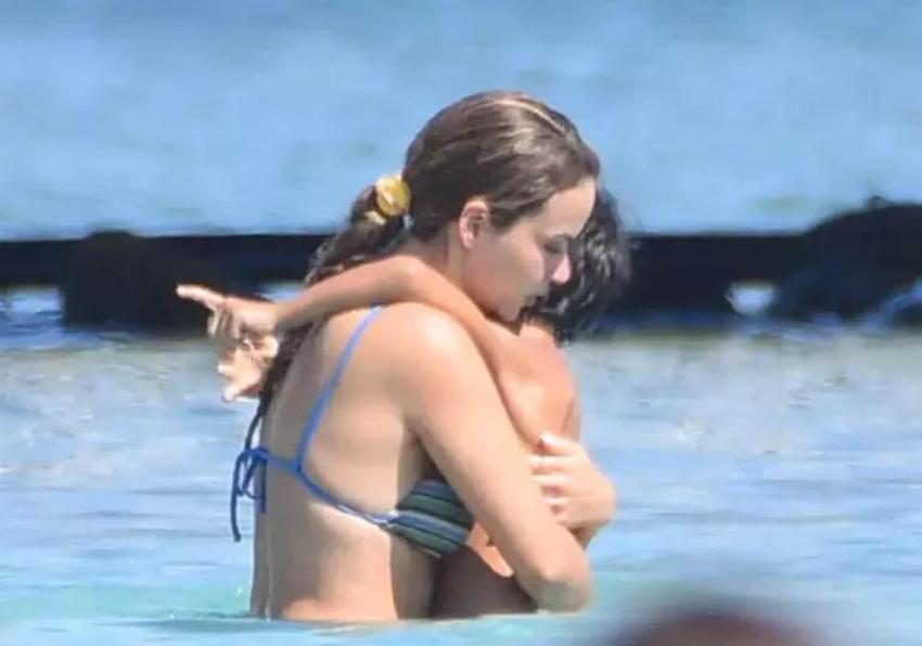 Hazal Kaya çocuklarıyla Çeşme’de! Kızı Leyla’yı suya alıştırdı