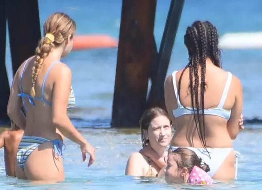 Hazal Kaya çocuklarıyla Çeşme’de! Kızı Leyla’yı suya alıştırdı