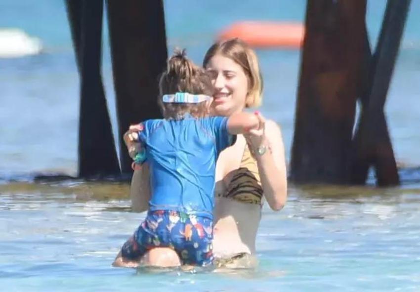 Hazal Kaya çocuklarıyla Çeşme’de! Kızı Leyla’yı suya alıştırdı