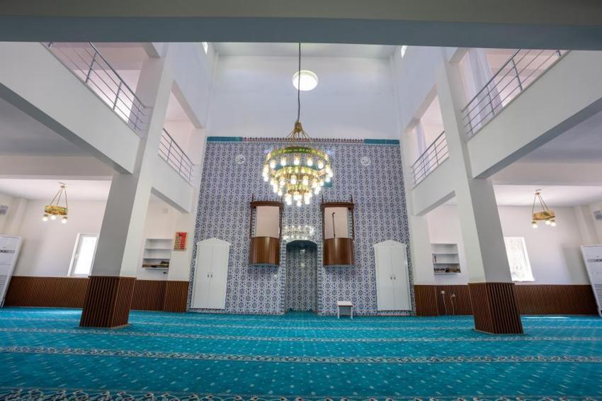 6 Şubat depremlerinde zarar gören cami imece usulü onarılıp hizmete açıldı