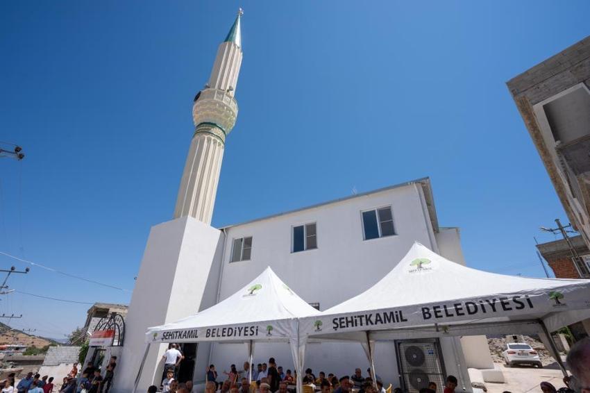 6 Şubat depremlerinde zarar gören cami imece usulü onarılıp hizmete açıldı