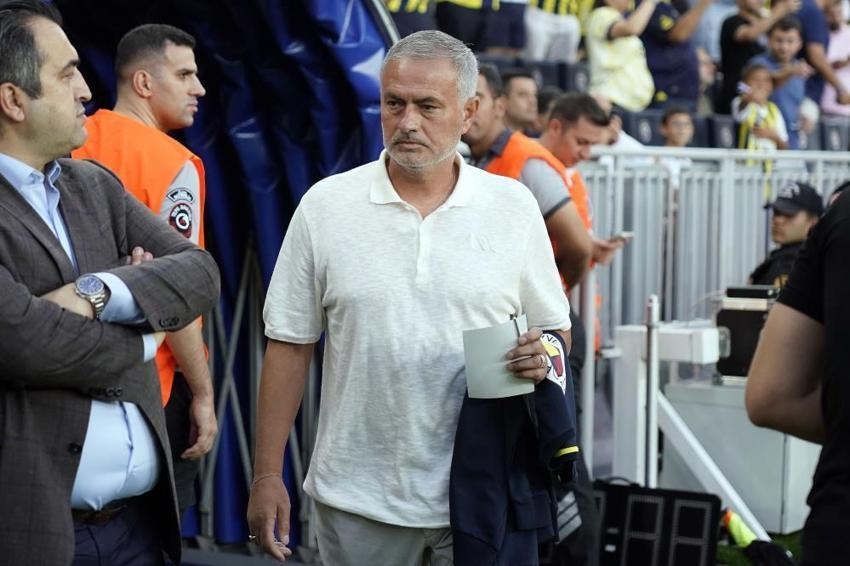 Fenerbahçe'de 2 ayrılık birden! Yaptığı hareket sonu oldu, Mourinho artık görmek istemiyor
