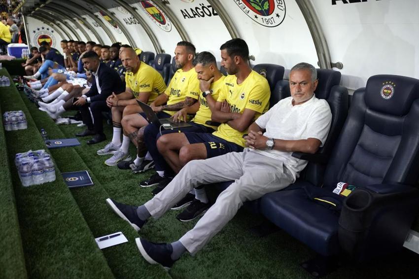 Fenerbahçe'de 2 ayrılık birden! Yaptığı hareket sonu oldu, Mourinho artık görmek istemiyor