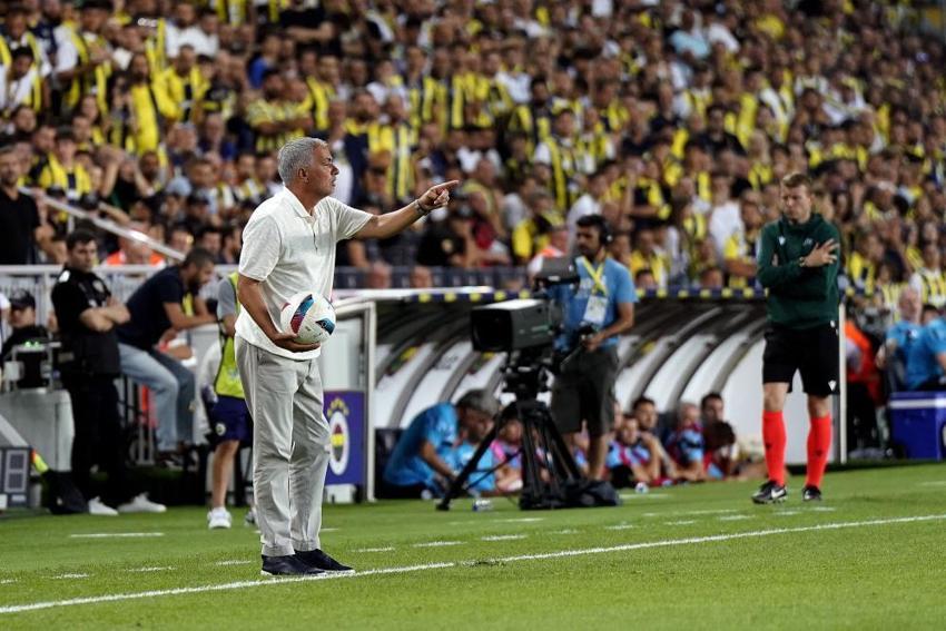 Fenerbahçe'de 2 ayrılık birden! Yaptığı hareket sonu oldu, Mourinho artık görmek istemiyor