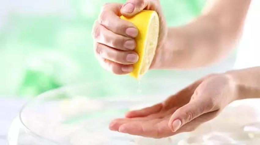 Evdeki sararan plastikleri ayna gibi yapıyor; Şişe şişe hazırlayın, bu tüyo işinize yarayacak