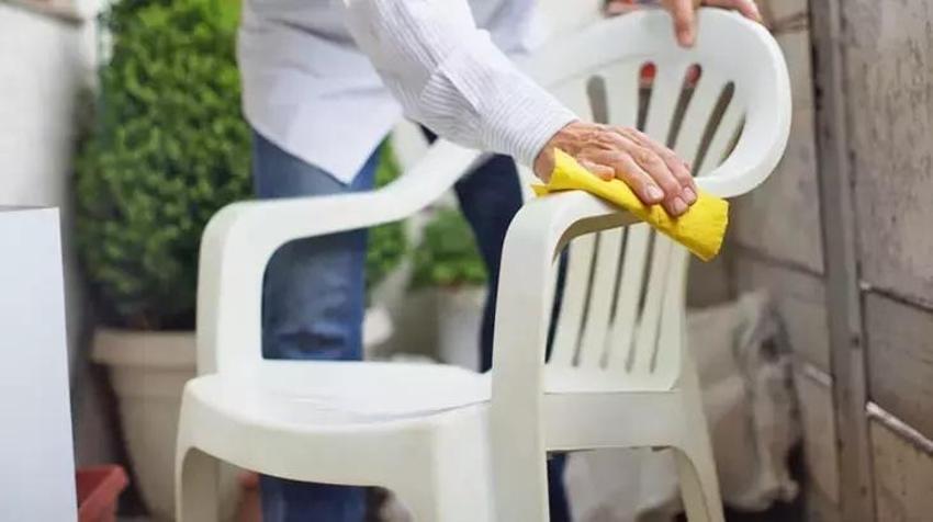 Evdeki sararan plastikleri ayna gibi yapıyor; Şişe şişe hazırlayın, bu tüyo işinize yarayacak
