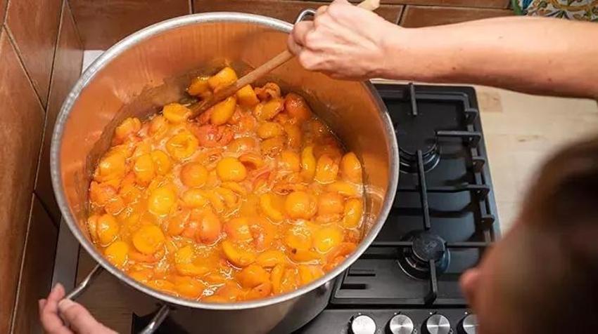 Kıvamı tutmayan reçel yapma kaygısına son! Bu yöntemle kayısı reçeli kış boyunca şekerlenmiyor: Ev hanımları bunu hep yapıyor! Meyvesinin diri kalması için...