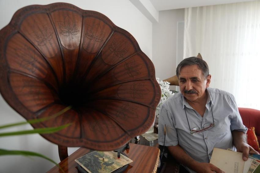 Aldığı gramofon bozuk çıkınca sıfırdan kendisi üretmeye başladı: Şimdi Türkiye'de eşi benzeri olmayan bir koleksiyonu var!