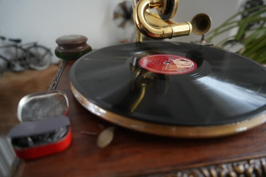 Aldığı gramofon bozuk çıkınca sıfırdan kendisi üretmeye başladı: Şimdi Türkiye'de eşi benzeri olmayan bir koleksiyonu var!
