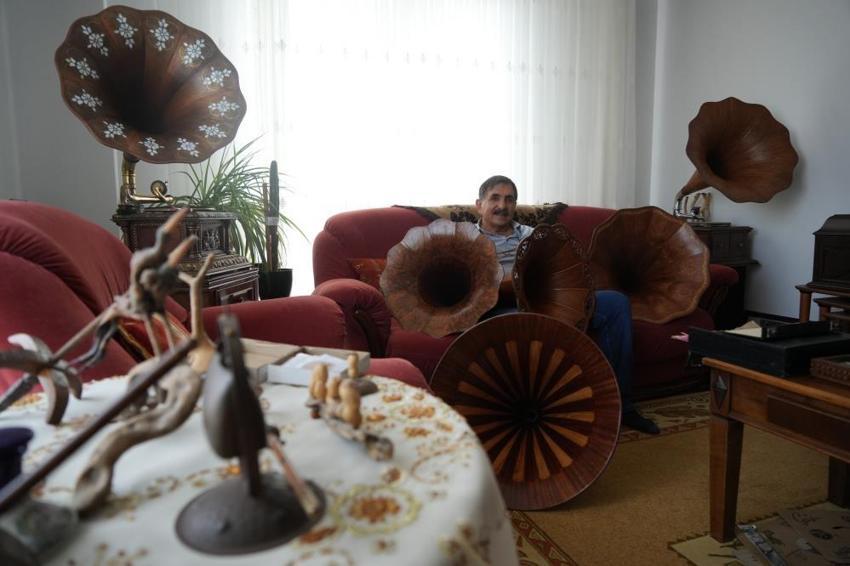 Aldığı gramofon bozuk çıkınca sıfırdan kendisi üretmeye başladı: Şimdi Türkiye'de eşi benzeri olmayan bir koleksiyonu var!