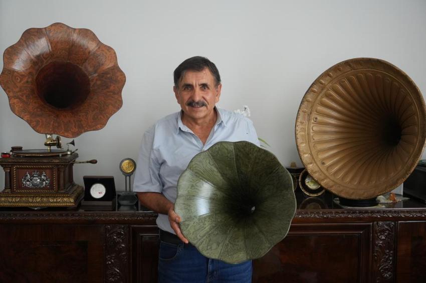 Aldığı gramofon bozuk çıkınca sıfırdan kendisi üretmeye başladı: Şimdi Türkiye'de eşi benzeri olmayan bir koleksiyonu var!