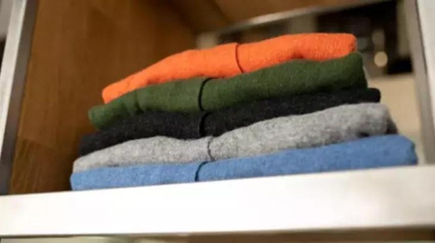 1 kaşığı dolap kokusunu yok ediyor! Kıyafette küflenmeye mutfakta çözüm var: Nemi vakum gibi çekiyor