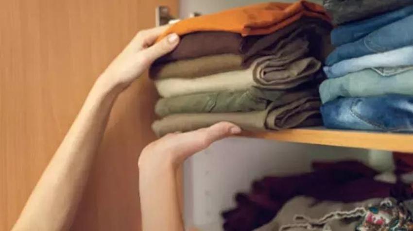 1 kaşığı dolap kokusunu yok ediyor! Kıyafette küflenmeye mutfakta çözüm var: Nemi vakum gibi çekiyor