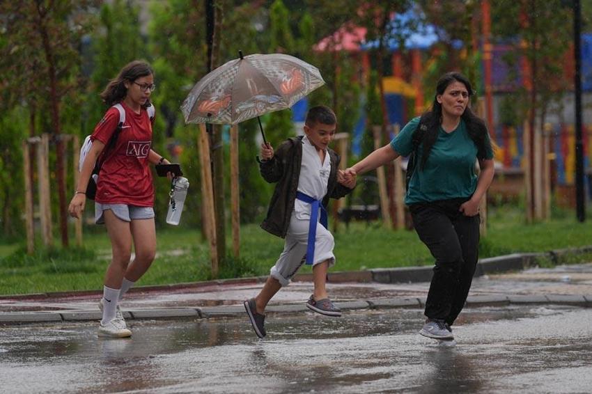 Son hava durumu raporu Meteoroloji tarafından açıklandı! Birçok il için gök gürültüsü sağanak yağış ve kuvvetli rüzgar uyarısı yapıldı
