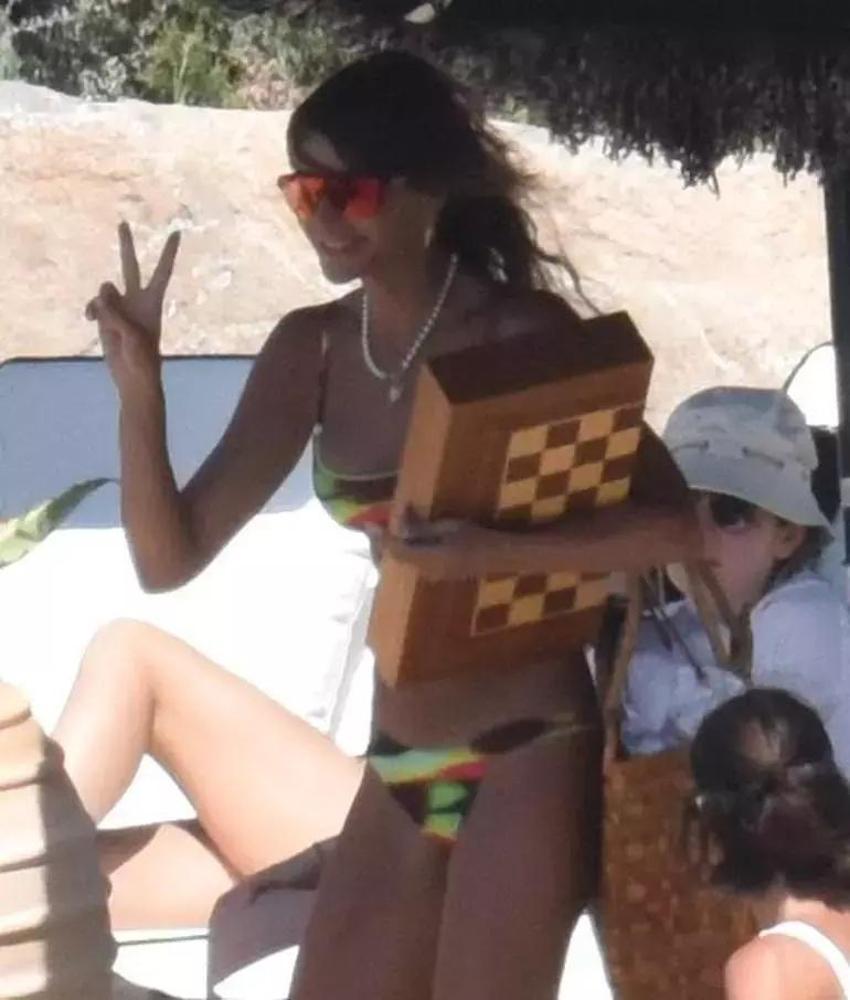 Berrak Tüzünataç'a bitmeyen tatil yapmışlar! Denizde arkadaşlarıyla şakalaştı
