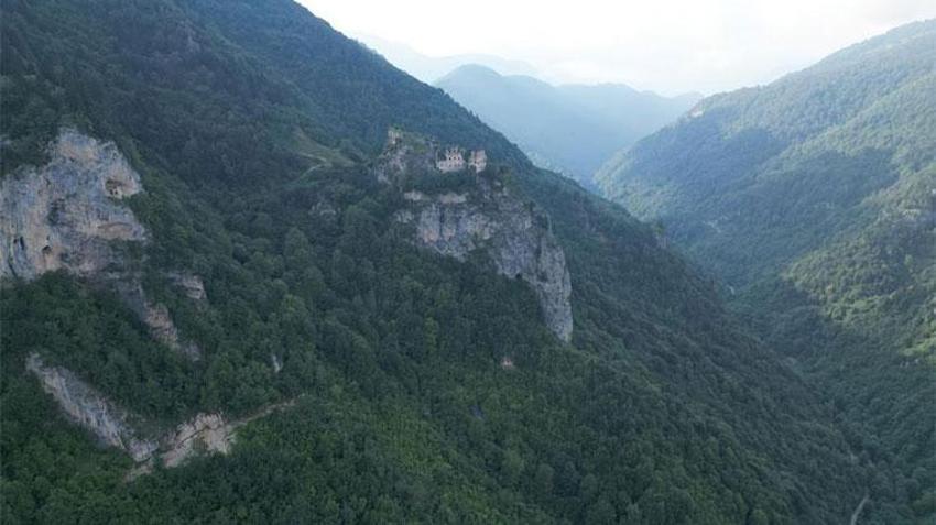 Dağların zirvesinde asırlara meydan okuyor! Trabzon'a gelenler hayran kalıyor 