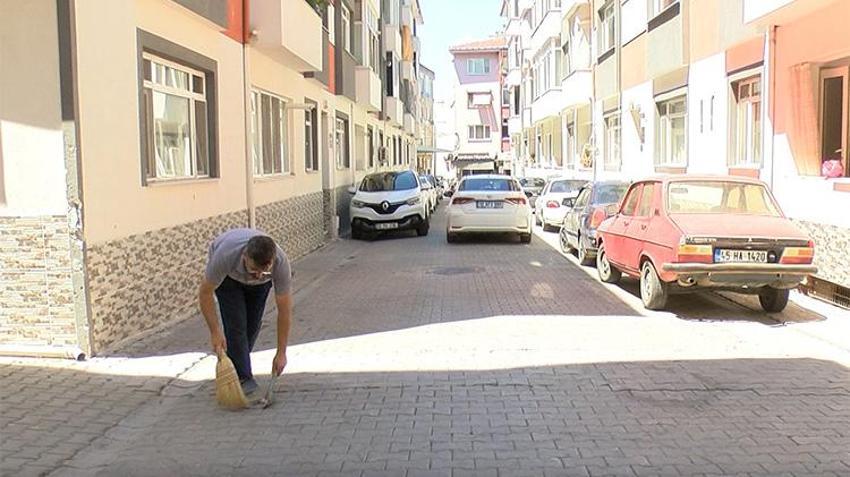 Balıkesir'de evinin bulunduğu mahalledeki 4 sokağı günde 3 kez süpürüyor! 'Yere çöp atmaya korkuyoruz'