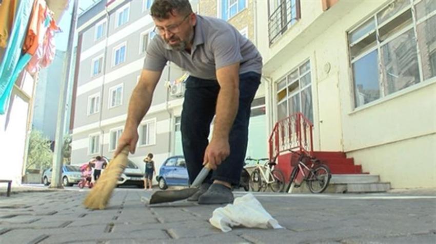 Balıkesir'de evinin bulunduğu mahalledeki 4 sokağı günde 3 kez süpürüyor! 'Yere çöp atmaya korkuyoruz'