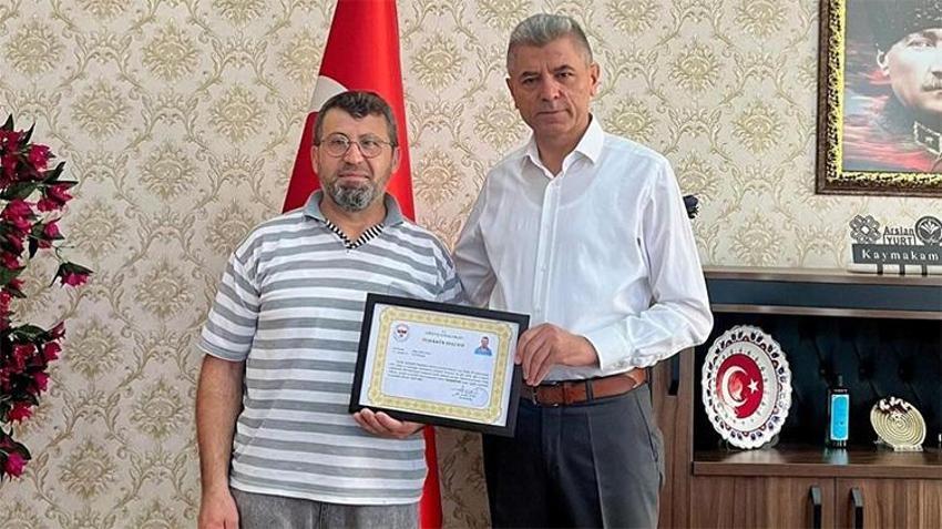 Balıkesir'de evinin bulunduğu mahalledeki 4 sokağı günde 3 kez süpürüyor! 'Yere çöp atmaya korkuyoruz'