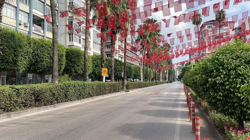 Adana hayalet şehre döndü, tek bir sebebi var! Sokaklarda in cin top oynadı