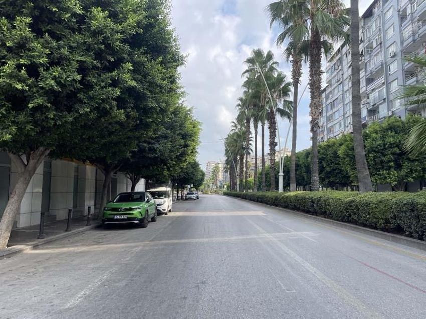 Adana hayalet şehre döndü, tek bir sebebi var! Sokaklarda in cin top oynadı