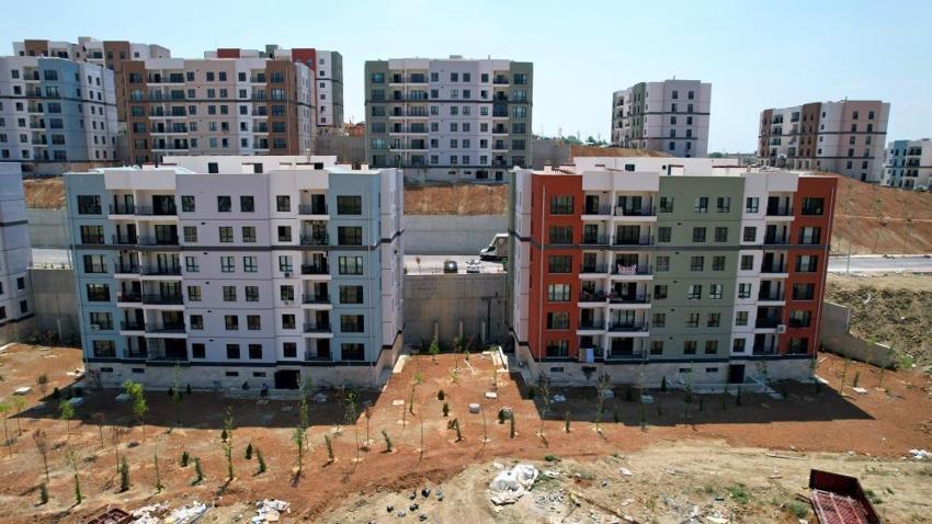 Adana'da TOKİ Konutları yükselmeye devam ediyor: 3 vardiya sistemiyle gece gündüz çalışılıyor