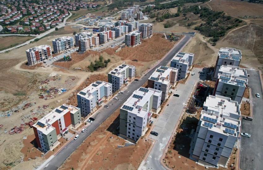 Adana'da TOKİ Konutları yükselmeye devam ediyor: 3 vardiya sistemiyle gece gündüz çalışılıyor