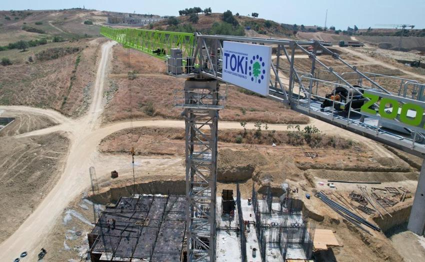 Adana'da TOKİ Konutları yükselmeye devam ediyor: 3 vardiya sistemiyle gece gündüz çalışılıyor