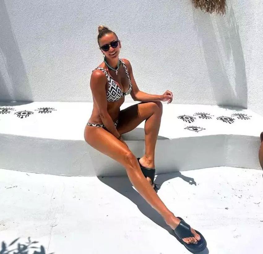 Ivana Sert bikinili fit haliyle resmen plajda şov yaptı 