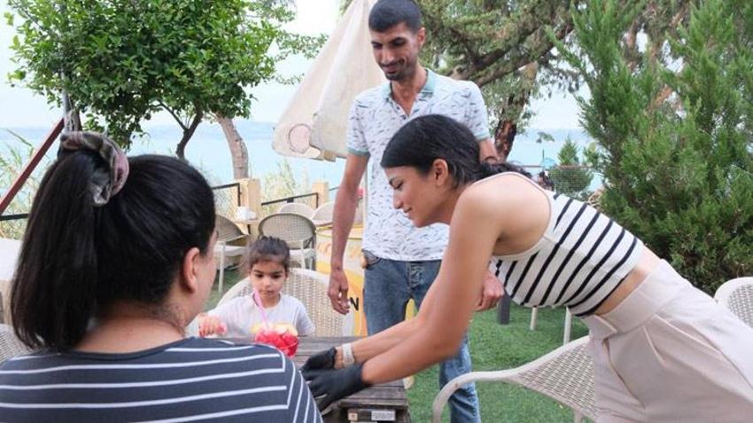 Adana sıcağında vatandaşlar 'bici bici' yiyerek serinliyor! Fiyatı açıklandı