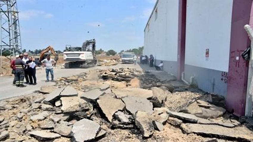 İmara açtığı arazinin parasını alamayınca belediyeyle mahkemelik oldu: Davayı kazandı, yolun asfaltını parçaladı! 54 iş yerine ulaşım kesildi
