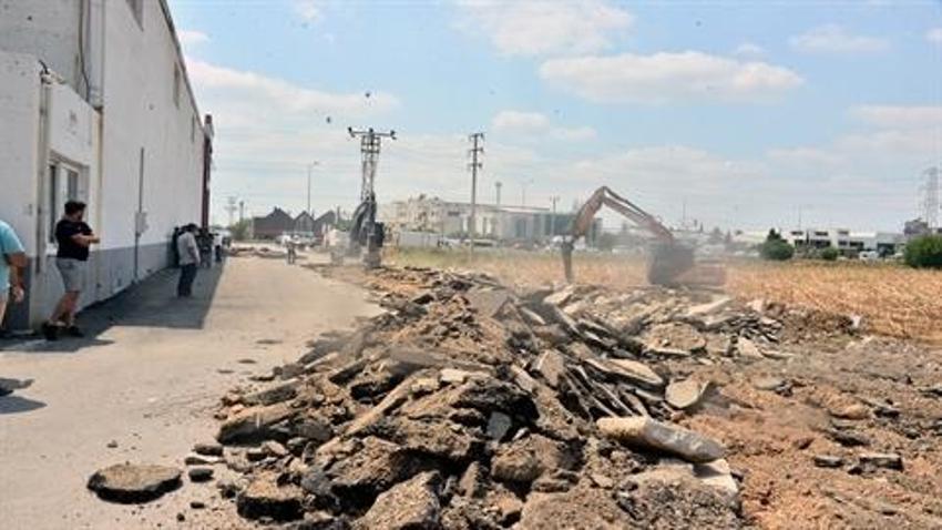 İmara açtığı arazinin parasını alamayınca belediyeyle mahkemelik oldu: Davayı kazandı, yolun asfaltını parçaladı! 54 iş yerine ulaşım kesildi