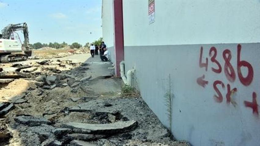 İmara açtığı arazinin parasını alamayınca belediyeyle mahkemelik oldu: Davayı kazandı, yolun asfaltını parçaladı! 54 iş yerine ulaşım kesildi