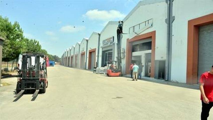 İmara açtığı arazinin parasını alamayınca belediyeyle mahkemelik oldu: Davayı kazandı, yolun asfaltını parçaladı! 54 iş yerine ulaşım kesildi