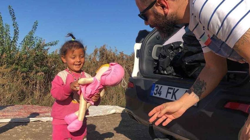 Kimin yardıma ihtiyacı varsa Ogün Abi orada! Yüzlerce aileye yardım eli uzatıyor: Adanalı çocukların yüzünü güldürüyor