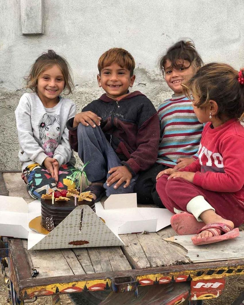 Kimin yardıma ihtiyacı varsa Ogün Abi orada! Yüzlerce aileye yardım eli uzatıyor: Adanalı çocukların yüzünü güldürüyor