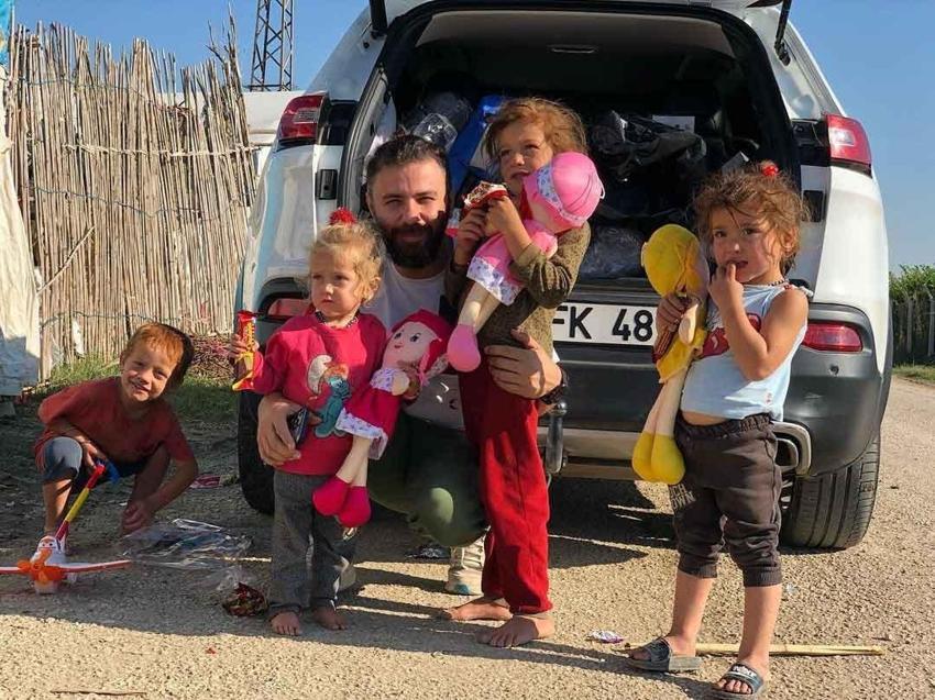 Kimin yardıma ihtiyacı varsa Ogün Abi orada! Yüzlerce aileye yardım eli uzatıyor: Adanalı çocukların yüzünü güldürüyor