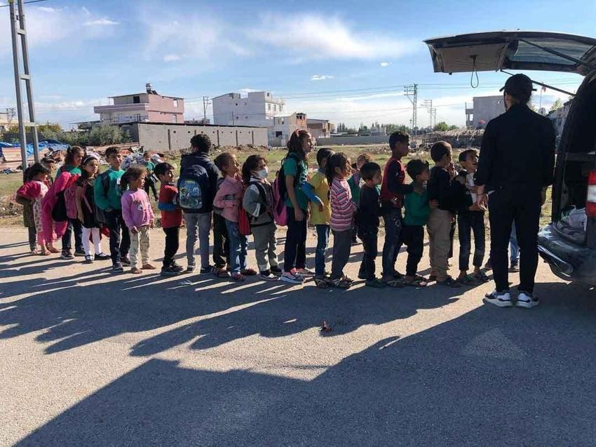 Kimin yardıma ihtiyacı varsa Ogün Abi orada! Yüzlerce aileye yardım eli uzatıyor: Adanalı çocukların yüzünü güldürüyor