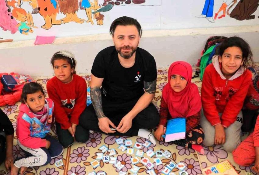 Kimin yardıma ihtiyacı varsa Ogün Abi orada! Yüzlerce aileye yardım eli uzatıyor: Adanalı çocukların yüzünü güldürüyor