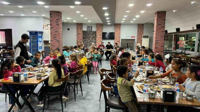 Kimin yardıma ihtiyacı varsa Ogün Abi orada! Yüzlerce aileye yardım eli uzatıyor: Adanalı çocukların yüzünü güldürüyor