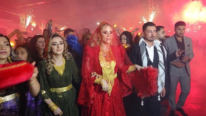 Van'da aşiret düğünü: Geline kilolarca altın, damada 3 milyon TL takıldı