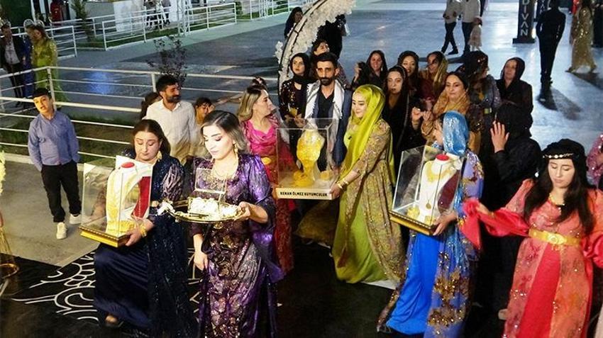 Van'da aşiret düğünü: Geline kilolarca altın, damada 3 milyon TL takıldı