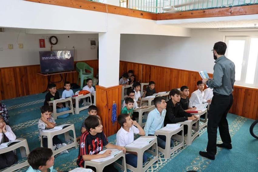Adana'da imam sayesinde çocuklar Kur'an kursuna koşa koşa geliyor