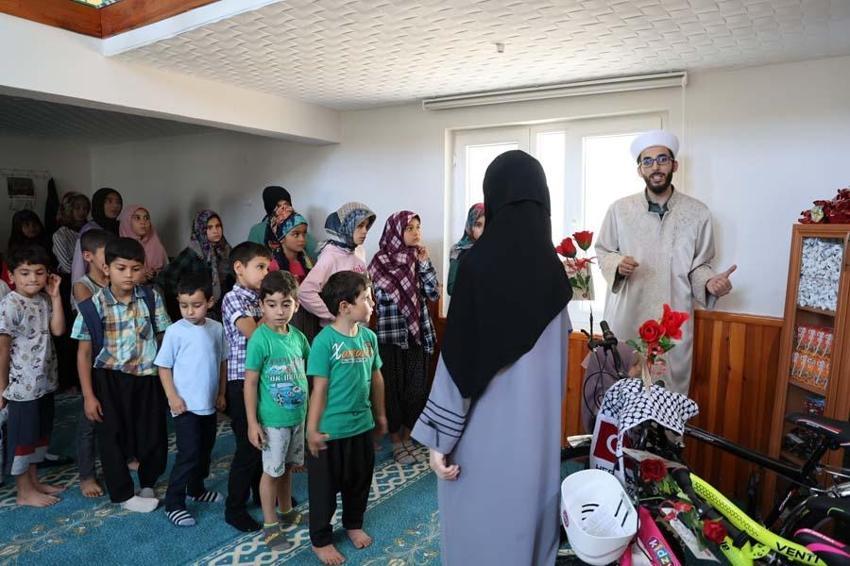 Adana'da imam sayesinde çocuklar Kur'an kursuna koşa koşa geliyor