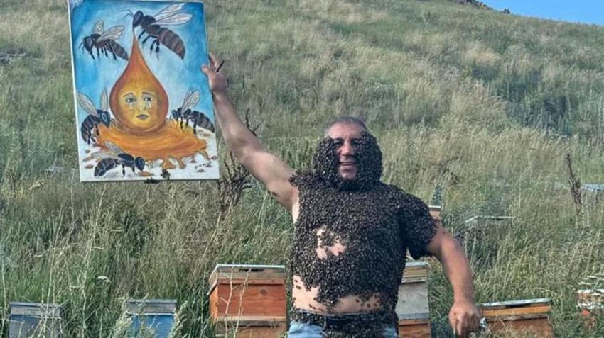 Karslı Arı Adam binlerce arıyla resim yaptı! Dünyaya tek bir mesaj verdi