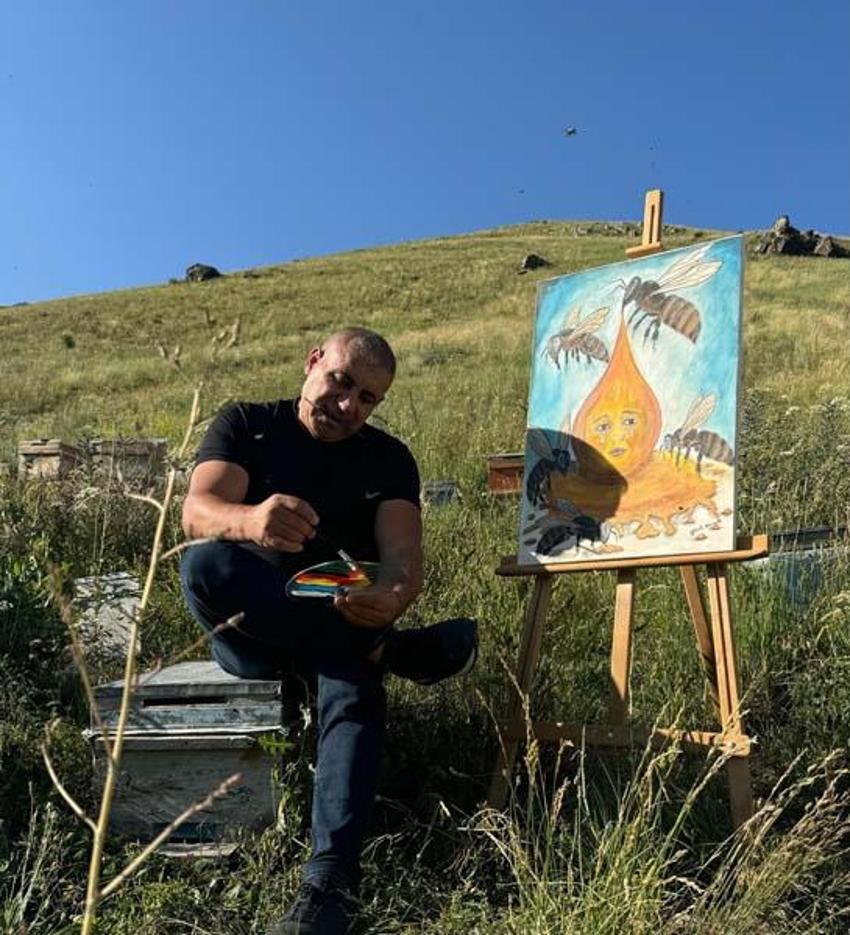 Karslı Arı Adam binlerce arıyla resim yaptı! Dünyaya tek bir mesaj verdi